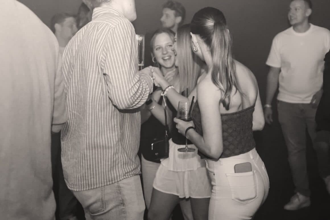 School Out 16+, Foto 3