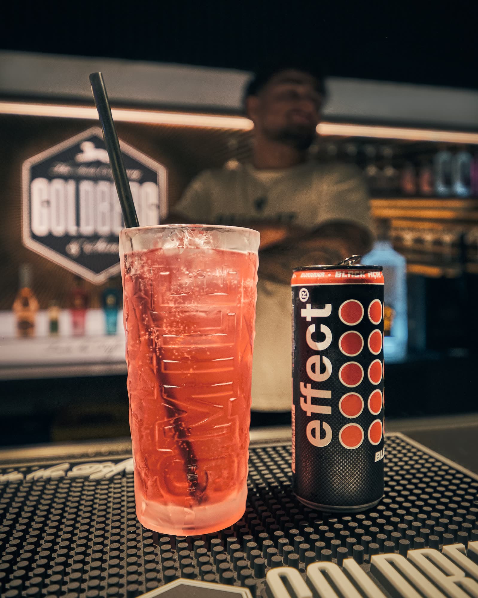 Longdrink am Tresen im VYBE Bar & Club