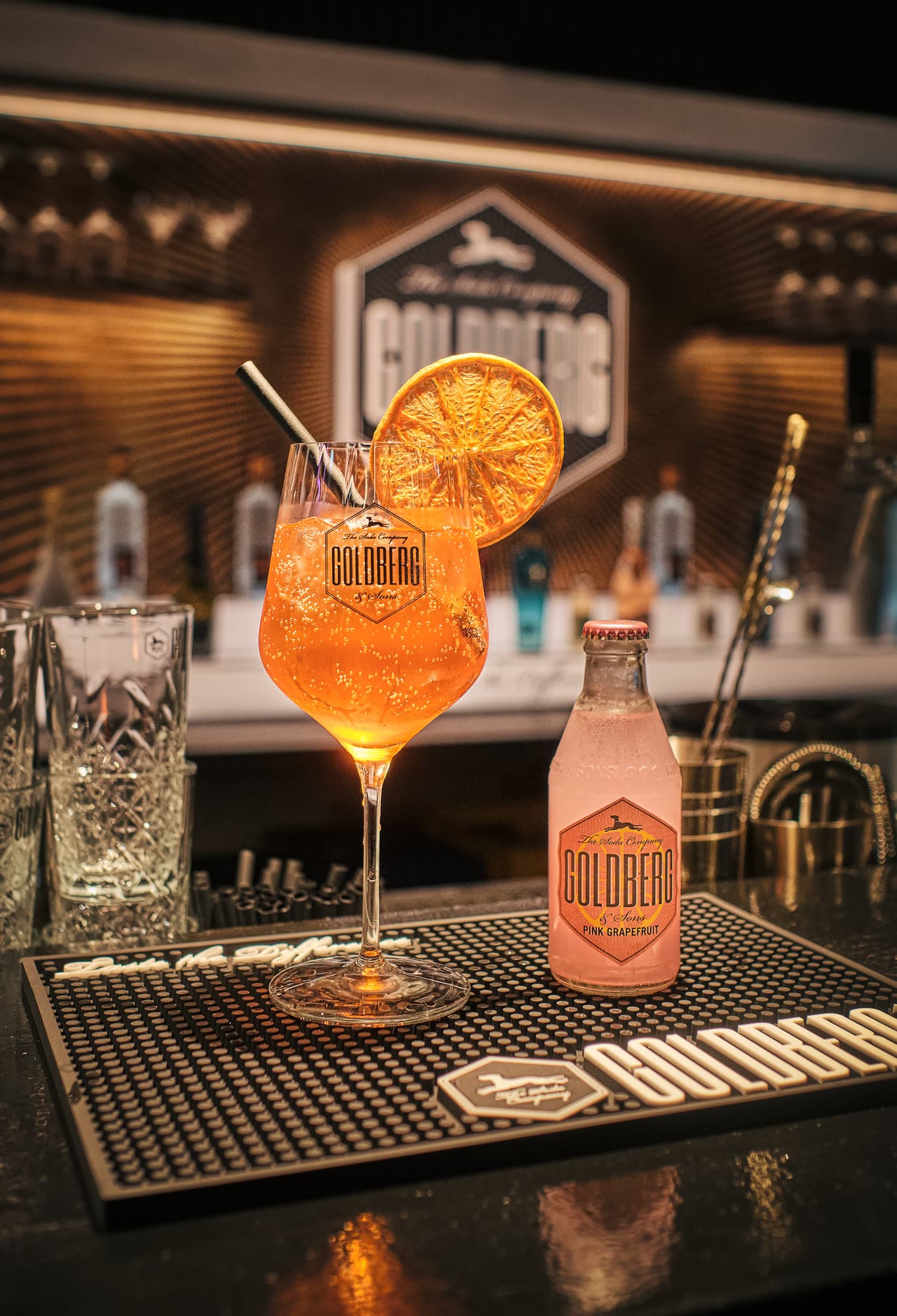 Aperitif im Glas an der Bar im VYBE Bar & Club