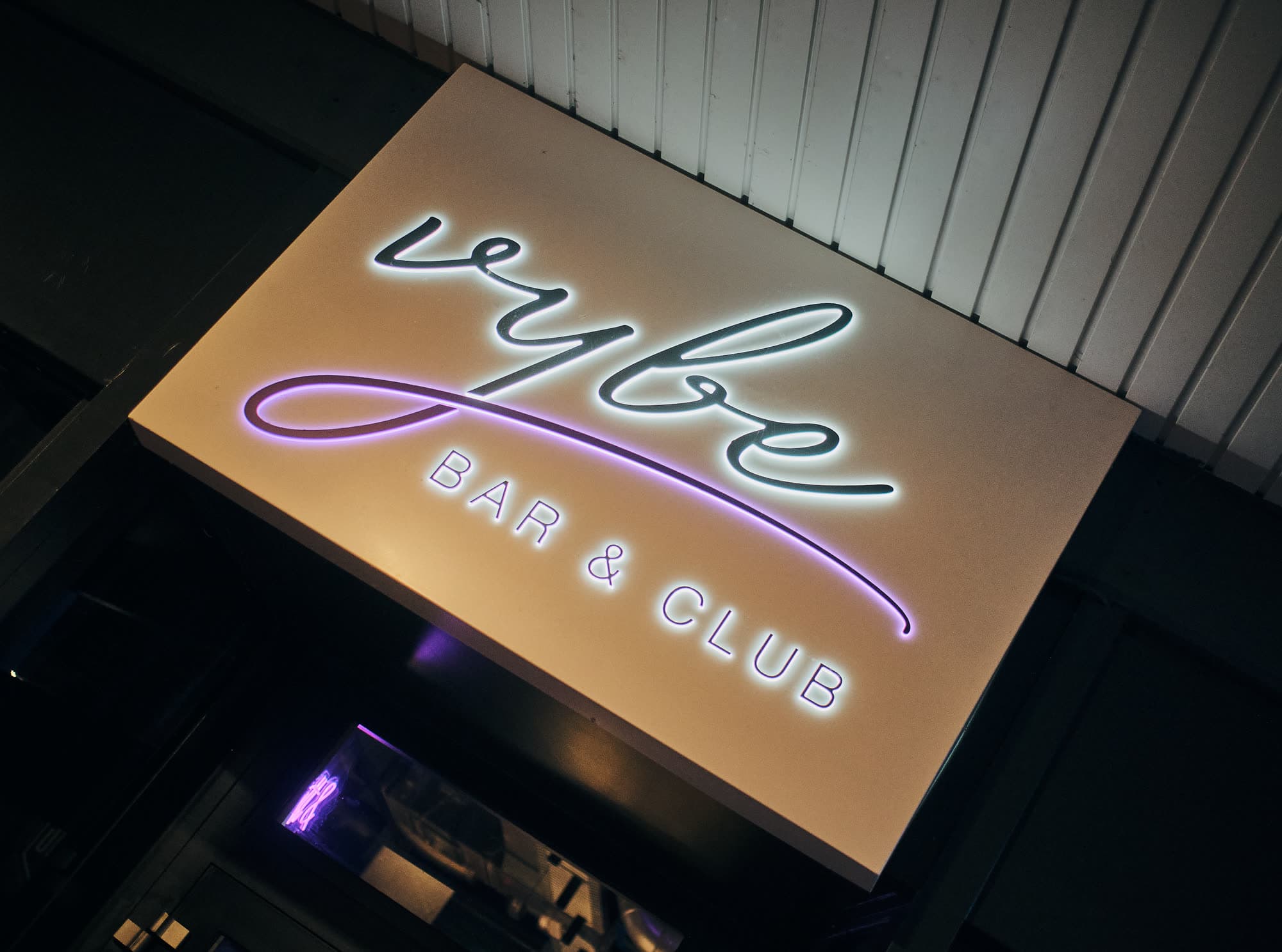 Leuchtschild des VYBE Bar & Club über dem Eingang an der Marienstraße 20